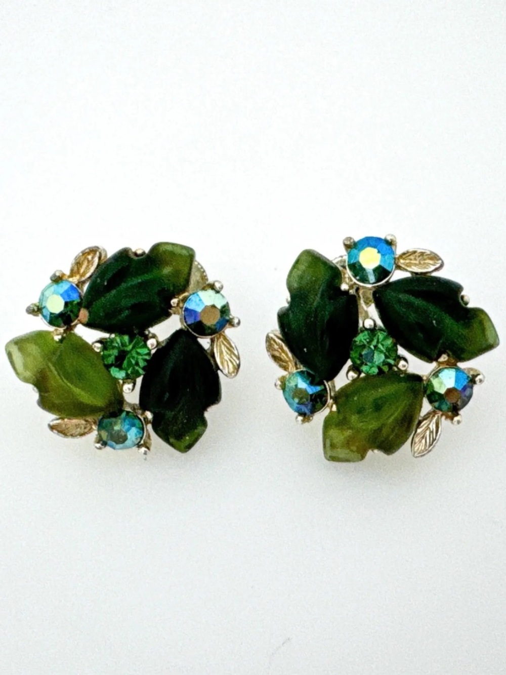 Vintage collectible LISNER, screw back Thermoset Plastic Leaf earrings
